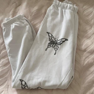 Mjukisbyxor med tryck - Väldigt hållbara, inget av trycken har försvunnit