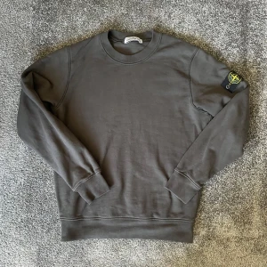 Stone Island tröja - Det Stone Island tröja i toppskick! Sjukt fet färg och inga defekter. Kom gärna med prisförslag och frågor!