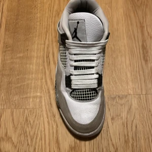 Jordan 4s Military Black - Säljer ett par Retro Jordan 4s ”Military Black”. Skorna har en ikonisk design som passar alla möjliga sorters outfits. Synligt använda därav det låga priset. Mesta dels smuts men också slitningar i färgen. Låda ingår.