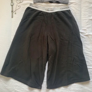 Shorts - Calvin Klein shorts, de är äkta och köpta här på Plick. Har aldrig kommit till användning därav säljer jag dem.
