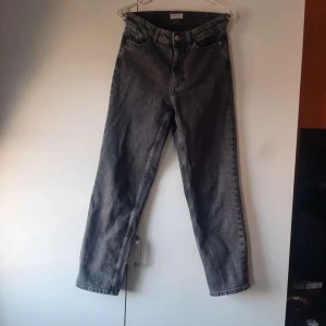 Grå jeansbyxor - Snygga grå jeansbyxor med hög midja och rak passform. Perfekta för en avslappnad stil. Klassisk design med fem fickor och knappgylf. De från Lindex i marketing NEA❤️🌸