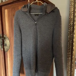 Massimo Dutti Cardigan - Säljer en riktigt fet och sällsynt Cardigan från Massimo Dutti. Varan är i bra skick förutom att den har blivit lite nopprig. Tveka inte med att ställa några frågor