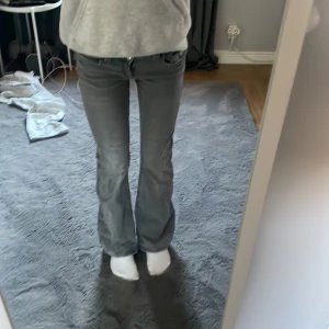 Grå jeansbyxor - Säljer ett par grå jeansbyxor som är bootcut och låg midjade. Dom har två knappar framtill och tragkedja. Dom är från Gina i storlek 158 men passar mig perfekt som är 160 och har i vanliga fall storlek 24 i midja och 30 i längd. Dom är hyfsat använda men har inga vidare defekter mer en att dom har små slitningar längst ner men inget som syns om du inte tar av dom o kollar noggrant. Dom går att fixa i midjan då dom är justerbara. Hör gärna av dig innan köp💕