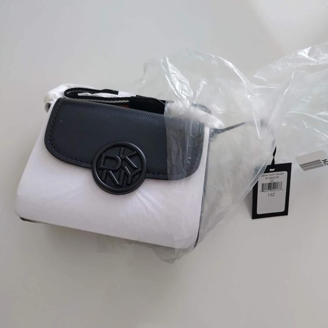 Svart och vit axelväska från DKNY - 1