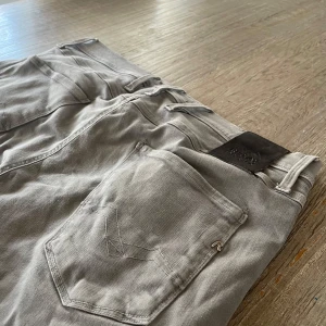 Grå jeans från Replay - Replay jeans [] Skick 9/10 [] Storlek 32/30 passar någon som väger 65-75 och är 170-180 [] Pris 299kr  [] Fraktar via Postnord på köparens beskostnad[] Hör av dig vid minsta fråga eller fundering!