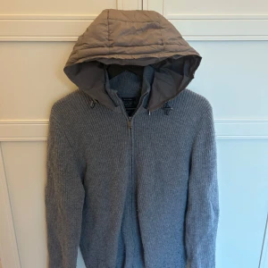 Massimo Dutti Cardigan - Snygg cardigan från Massimo Dutti i ull. Cardiganen har en avtagbar luva. Skriv om du har frågor eller vill ha mer bilder! Priset går att diskutera, så kom med bud!