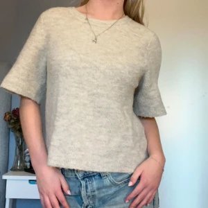 Beige stickad tröja - Stickad t-shirt från InWear i bra skick i ull/alpacka. Kontakta vid intresse eller andra frågor. Använd gärna ”köp nu”!⚡️