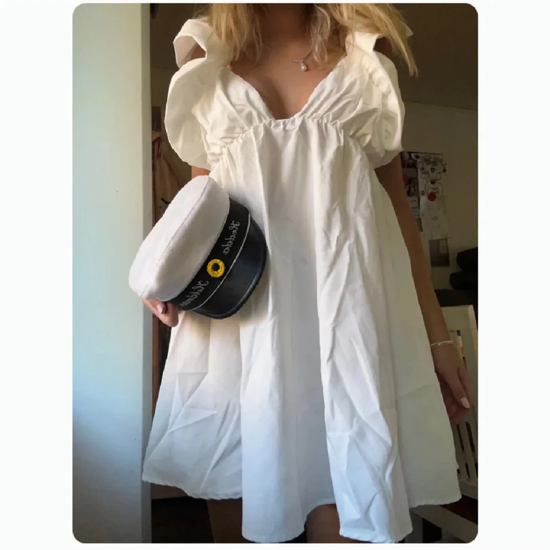 Vit klänning med volang 