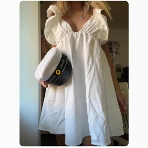 Vit klänning med volang  - Inga defekter! Storlek S! Aldrig använd!💛💙 Supergullig knytning i ryggen! Tänkte ha till studenten men hittade en annan. Inte mina bilder!