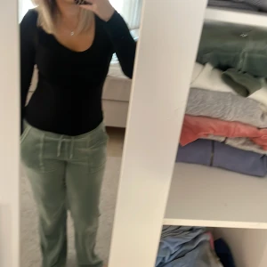 Gröna mjukisbyxor från Juicy Couture - Snygga gröna mjukisbyxor från Juicy Couture. Perfekta för en avslappnad stil med en bekväm passform. Byxorna har en elastisk midja och är gjorda i mjukt material.köpt för 1200kr❤️