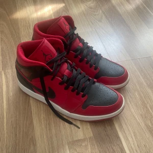 Nike Air Jordans 1 - Original pair bought from a Nike store in Barcelona. Condition - used like new with barely any creases. Size guide: US 7.5, UK 8.5, EUR 42.