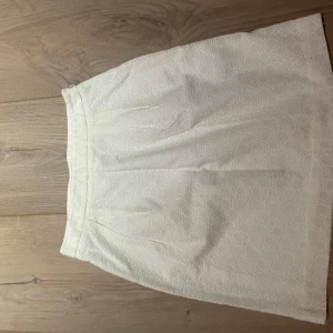 Vit kjol från Gant - Snygg vit kjol från Gant med subtilt mönster. Perfekt för en stilren look.💕💕