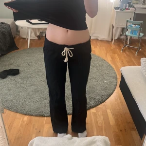 Linnebyxor  - Jättefina linnebyxor från Roxy, jag har sprättat upp dem så passar dem som är 1,67-174