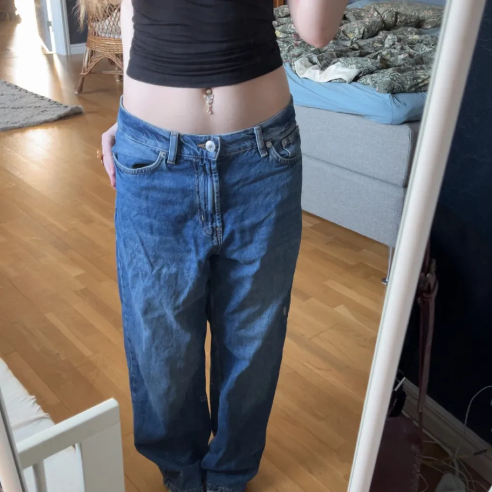 Säljer ett par blå jeans från Sweet SKTBS med coolt tryck på baksidan. De har en loose passform. Ny priset är 900kr. Ytterben - 100 cm Innerben - 73 cm Midja - 38 cm. Farkut & Housut.