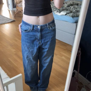 Blå jeans från Sweet SKTBS - Säljer ett par blå jeans från Sweet SKTBS med coolt tryck på baksidan. De har en loose passform. Ny priset är 900kr.                       Ytterben - 100 cm Innerben - 73 cm Midja - 38 cm
