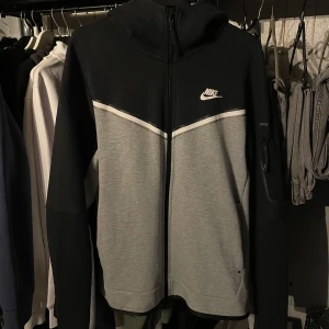 Nike Tech Fleece - Hej säljer en svart grå Nike tech är inte längre min storlek 
