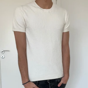 John Henric stickad t shirt  - Tjena! Säljer en as det T-shirt, perfekt nu till varmare väder, priset kan diskuteras!