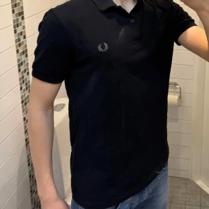 Fred Perry piké - Säljer denna extremt stiliga piké från Fred Perry. Tröjan är i riktigt fint skick för ett fint pris. Vid minsta fundering är det bara att höra av sig!