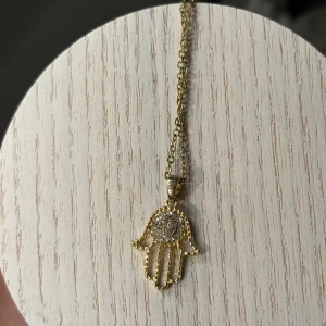 Hand Halsband - Super unik berlock , säljer tsm med kedjan. Berlocken är rostfri🥰🌸