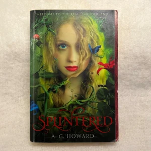 Splintered - 'Splintered' av A. G. Howard. Perfekt för fans av mörk fantasy och Alice i Underlandet.