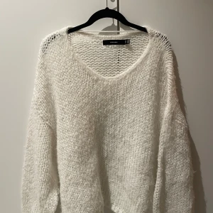 Vit stickad tröja - Vit stickad tröja i bra skick, använd ett fåtal gånger!