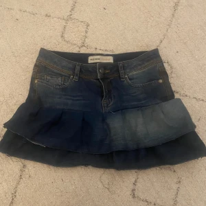 Jeans kjol - Snygg jeans kjol jag köpte secondhand förra året men den passar mig inte så bra därför säljer jag den den är i jätte bra skick köpt för 210kr 