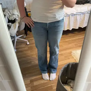 Säljer ett par klassiska blå jeans från 157. De har en rak passform och är tillverkade i slitstarkt denim. Perfekta för en avslappnad stil. Jeansens design är tidlös och passar till många olika outfits.