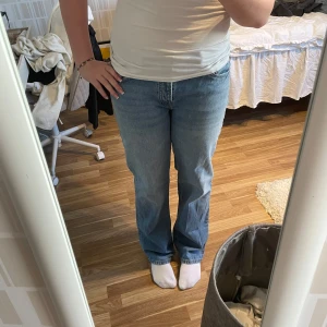 Blå jeans från 157 - Säljer ett par klassiska blå jeans från 157. De har en rak passform och är tillverkade i slitstarkt denim. Perfekta för en avslappnad stil. Jeansens design är tidlös och passar till många olika outfits.