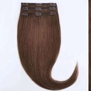 Brunt löshår med clips - Snygg brun hårförlängning med clips från rapunzel of sweden. Det är äkta hår som går att platt, locka och tvätta. Aldrig använd.  Perfekt för att snabbt få längre och fylligare hår. Clipsen är diskreta och lätta att använda. 40cm långa. nypris: 849kr