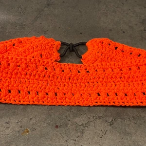 Röd virkat hårband - Helt nytt virkat hårband med resår. Bomull 53x5 cm 