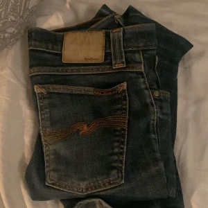 Mörkblå jeans med broderad bakficka - Säljer mina nudie jeans eftersom dom är för små på mig! Dm för fler bilder och prisförslag 