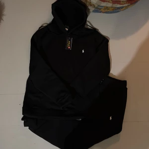 Ralph Lauren Tracksuit - Säljer en riktigt fin tracksuit som endast är testad på. Den är riktigt bra kvalité och sitter bra på kroppen 10/10, Storlek M. Hör av er vid minsta intresse🌟🤩