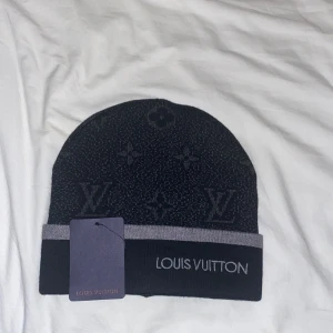 Snygg svart mössa - Snygg svart mössa! Nytt skick använd ca 2-4 gånger! Hör av er vid funderingar! Priset kan diskuteras!