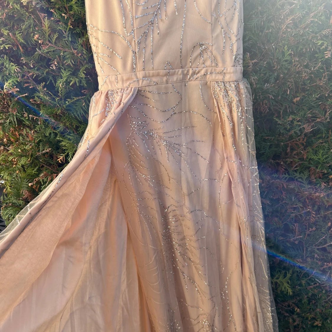 Champagnefärgad långklänning med glittriga detaljer - 2