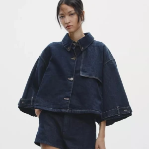 Slutsåld trekvartsärmad jeans jacka/poncho Zara  - Säljer den här så fina trendiga jackan då den inte kommer till användning. Aldrig använd