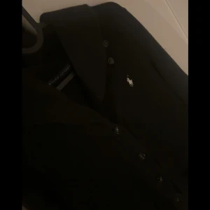 Svart kofta från Ralph Lauren - Super fin kofta från ralp lauren. I storlek S, super fin, kan skicka bilder med den på privat🥰