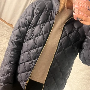 Mörkblå quiltad jacka - Säljer en snygg marinblå quiltad jacka med dragkedja. Jackan har en stilren design med långa ärmar och en bekväm passform. 