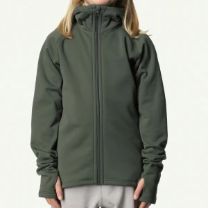 Grön fleecefodrad hoodie från Houdini - Säljer en grön hoodie från Houdini med fleecefoder för extra värme. Tröjan har en dragkedja framtill och två praktiska fickor med dragkedjor. Perfekt för kyliga dagar och utomhusaktiviteter. 🧥