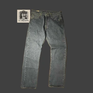 Levi's 501 jeans - 👖Klassiska Levi's 501 jeans i blå denim. De har en rak passform. Perfekta för en tidlös stil. Använda fåtalet gånger därav väldigt fint skick och inga defekter. Nypris 1349kr👖