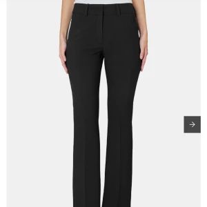 Svarta kostymbyxor - Snygga svarta kostymbyxor med en klassisk design. Från five units modell Clara, köpta för 1399kr. Långa i modellen och midrise. Storlek w26. Knappt använda 