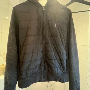 Svart jacka från Polo Ralph Lauren - Säljer en snygg svart jacka från Polo Ralph Lauren i storlek XS i grå väder. Perfekt för våren. Nypris 2999 säljs nu för endast 1600🙌priset är inte hugget i sten och tveka inte med att höra av sig vid minsta fundering eller om man vill ha fler bilder 👍✌️