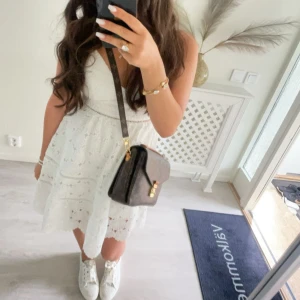 Vit spetsklänning - Charmig vit klänning i spets med v-ringad design och volangdetaljer. Är inte helt 100 på om jag vill sälja den det beror på vad jag får för pris så skriv vad ni kan tänka er!! 🤍🤍🤍