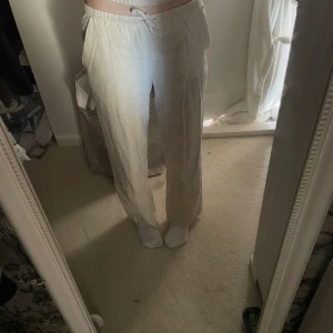 Beige linnebyxor från Gina Tricot - Jättefina beige linnebyxor från Gina i mycket bra skick. Har en mycket liten fläck där bak nära midjan, knappt synlig (se bild 3). Säljer då de blivit lite små för mig. Skriv för fler bilder💞 Storlek 158/164 men skulle säga passar xxs och xs. 