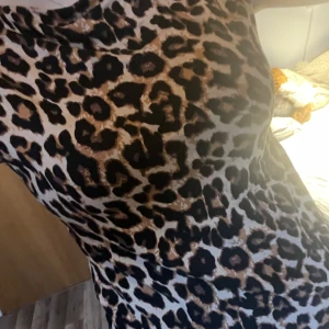 Leopard tröja  - Snygg leopardmönstrad tröja från lager 157. Storlek s, pris och mer bilder så är det bara av att fråga🥰 