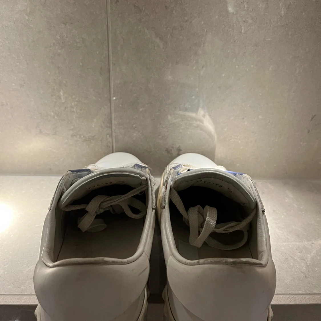 Valentino Garavani sneakers i vitt och blått - 2