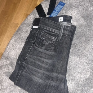 Svart/Gråa jeans från Replay - Säljer dessa svart gråa jeans från replay då de inte passade mig. Nypris ligger på 1800. Helt oanvända med tagsen kvar. Tveka inte på att skriva om du vill se fler bilder på jeansen eller har några funderingar. BYTEN KAN VARA INTRESSANT!!!!