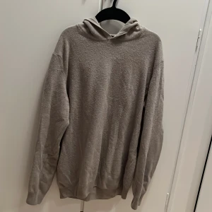 Kashmir hoodie Oscar Jacobson - Säljer en Kashmir hoddie från Oscar Jacobsson. Riktigt snygg och är i ett okej skick ändå. Nypris 1600kr. Vid snabb affär så kan jag tänka att gå ner i pris 💪 Vid funderingar hör av er!✌️