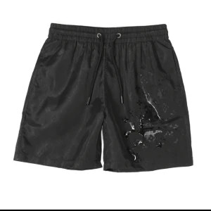 Svarta shorts från Louis Vuitton - Snygga svarta shorts från Louis Vuitton med diskret mönster när bad shortsen blir blöta syns lv märket mycket mer och blir coolare parfeckt in för våren/sommaren passar med många outfits skriv för funderingar 😉