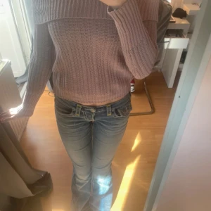 Rosa stickad off shoulder tröja - Rosa/Beige stickad off shoulder tröja ifrån Kappahl. Den är i storlek 146/152 så jag skulle säga att den passar någon som har storlek Xs/xxs.