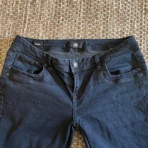 Svarta jeans från LTB - Snygga lågmidjade mörkblåa jeans från LTB med snygga bakfickor. Jeansen är mer åt de raka hållet fast me lite bootcut. Mått: innerbenslängd- 77cm midjemått-40cm 